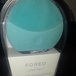 Facial cleansing device